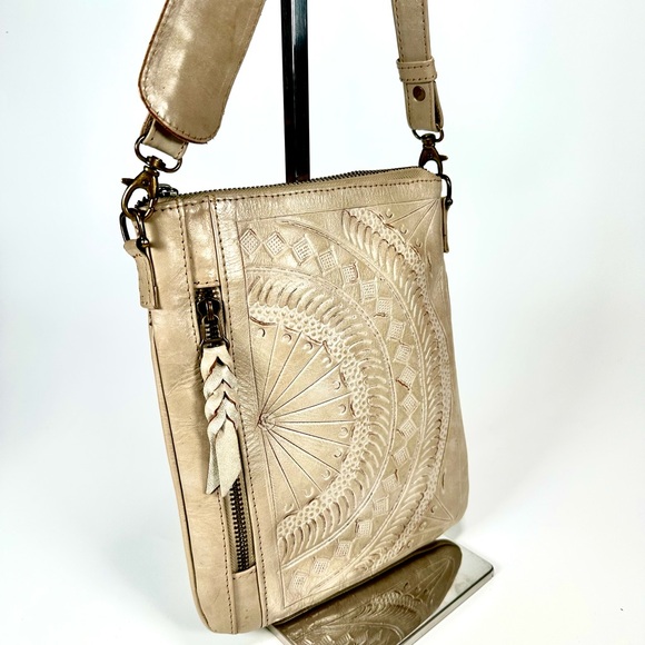 Leaders in Leather in Cream Crossbody Bag 4006T - Picture 3 of 10